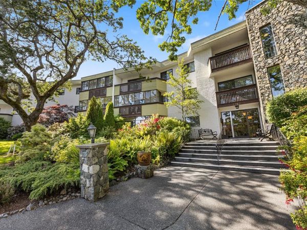 3962 Cedar Hill Rd, Unit #210, Saanich, BC V8N 3B8