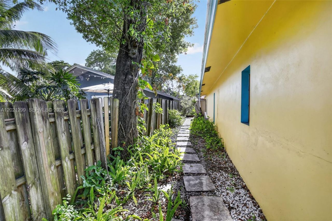2048 SW 28th Ter, Fort Lauderdale, FL 33312 Photo