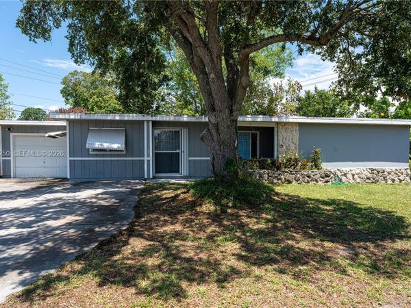 982 SW Airoso Blvd , Port St. Lucie, FL 34983