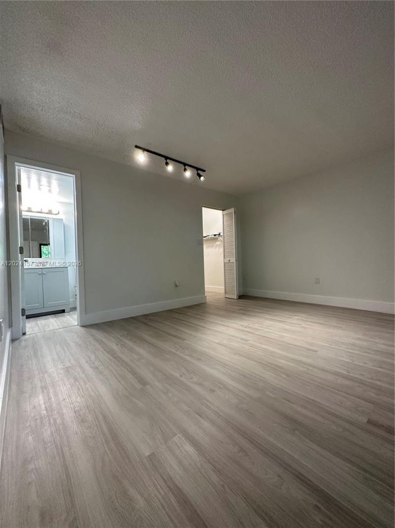 10813 NW 7th St , Unit 5-11, Miami, FL 33172 Photo