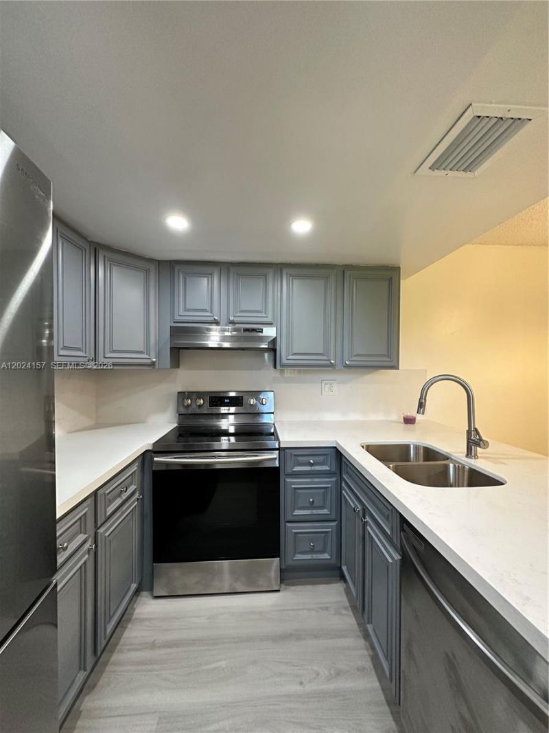 10813 NW 7th St , Unit 5-11, Miami, FL 33172 Photo