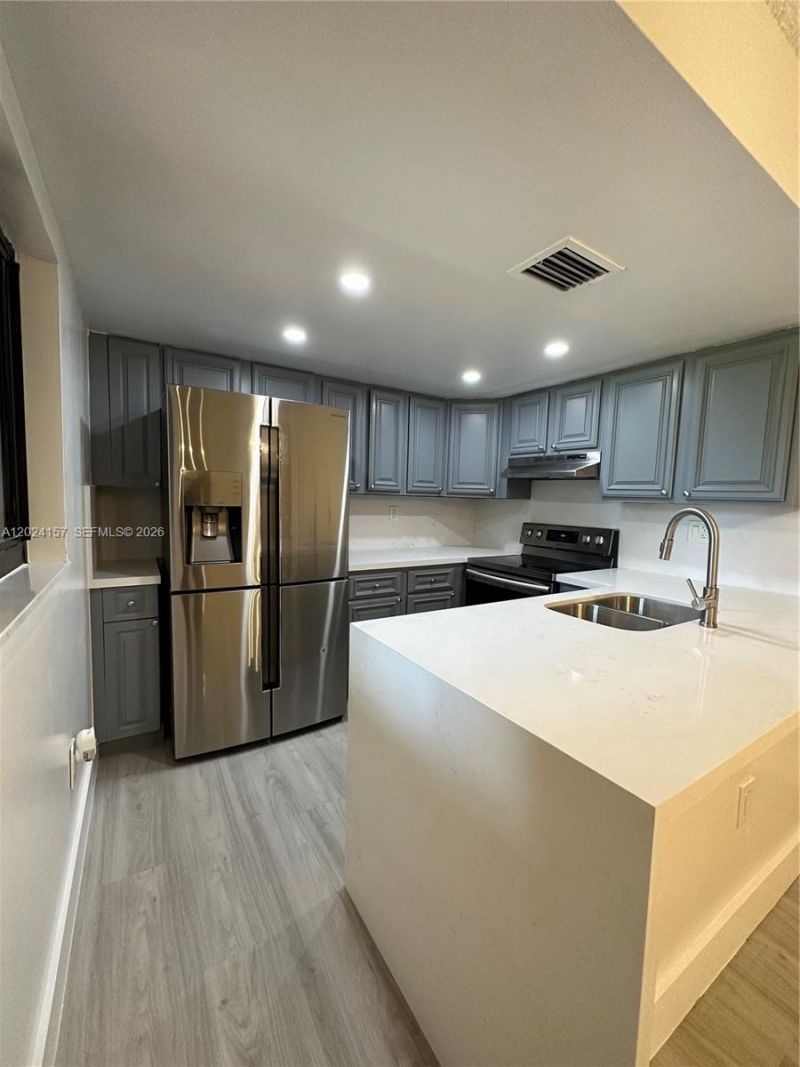 10813 NW 7th St , Unit 5-11, Miami, FL 33172 Photo