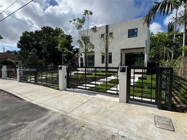 1924 NW 27th St , Miami, FL 33142