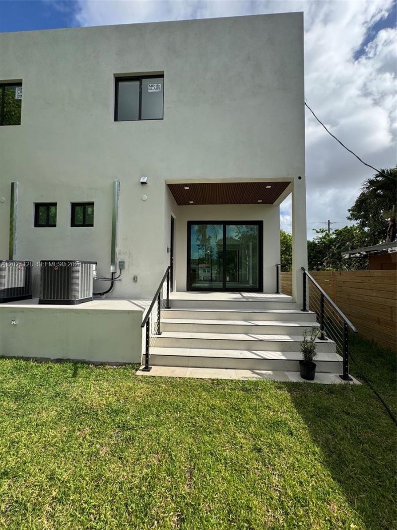 1924 NW 27th St, Miami, FL 33142 Photo