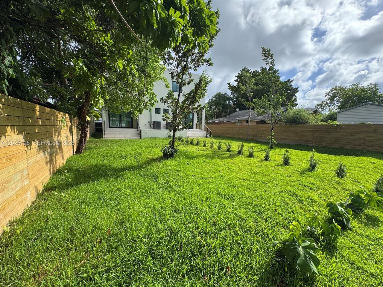 1924 NW 27th St, Miami, FL 33142 Photo