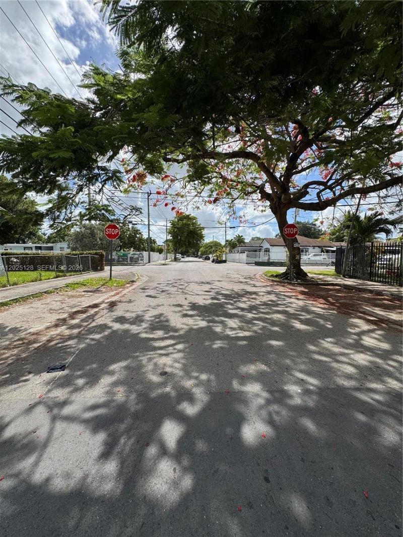 1924 NW 27th St, Miami, FL 33142 Photo