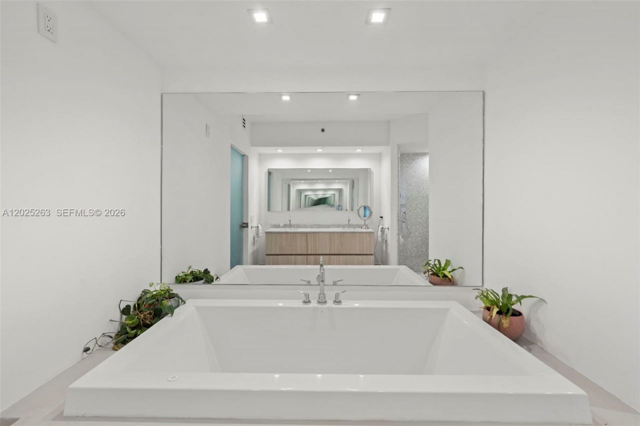 1000 S Pointe Dr , Unit 2803, Miami Beach, FL 33139 Photo