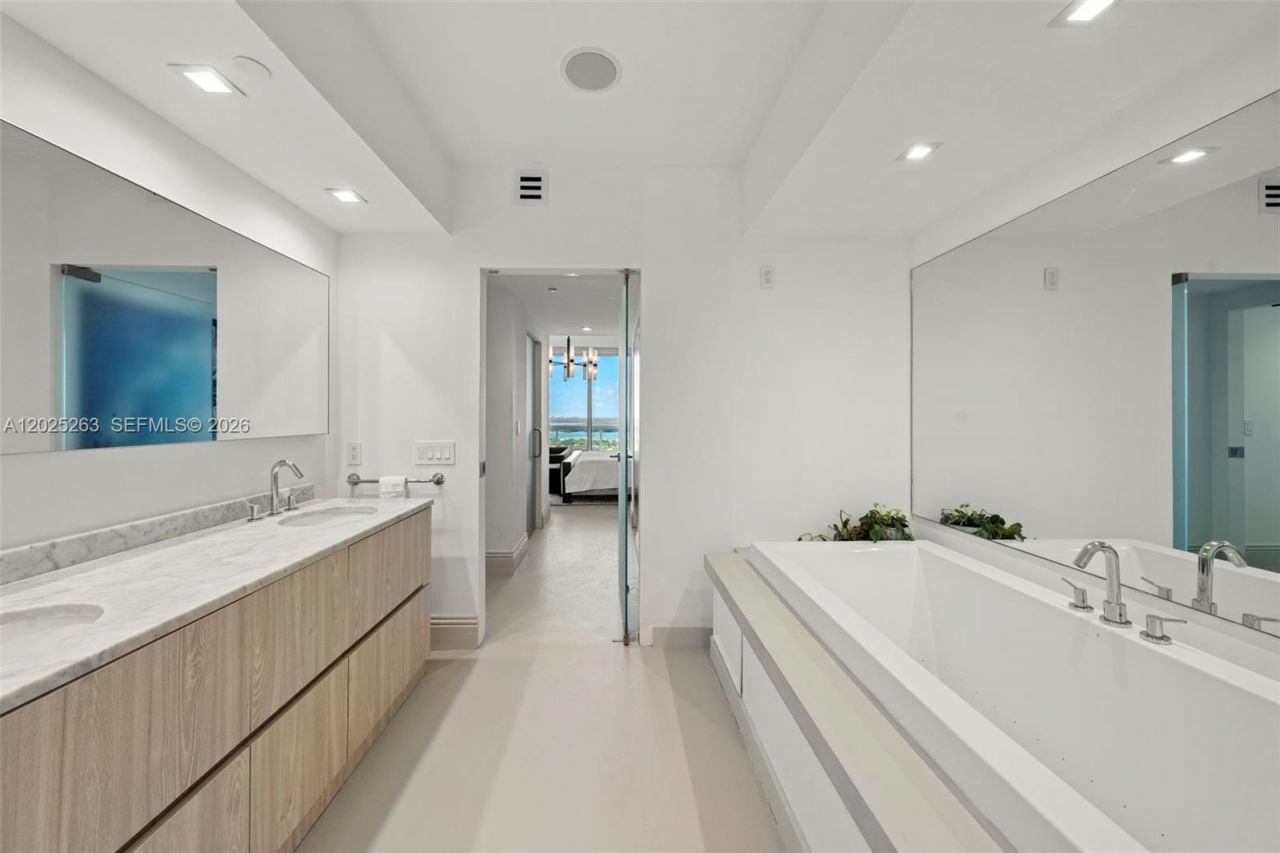 1000 S Pointe Dr , Unit 2803, Miami Beach, FL 33139 Photo