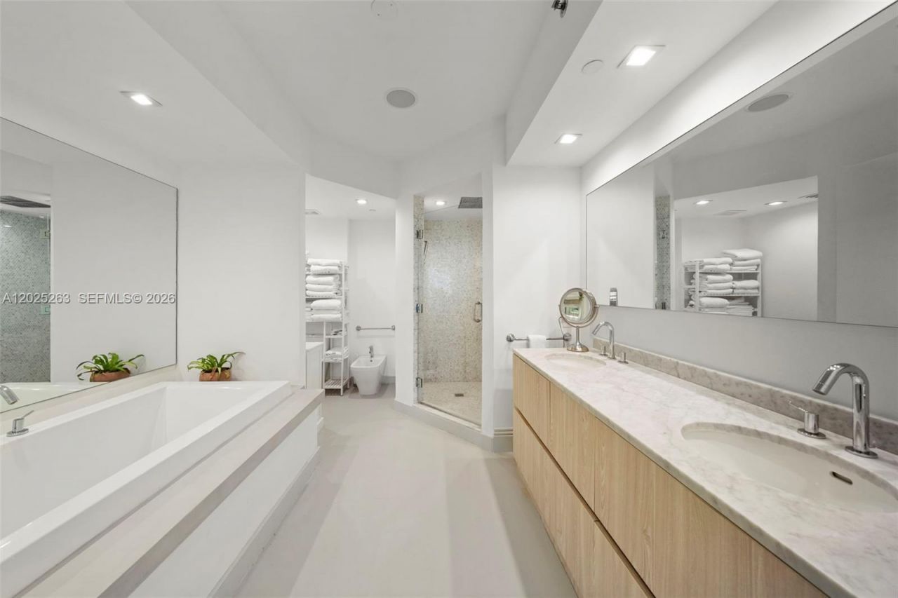 1000 S Pointe Dr , Unit 2803, Miami Beach, FL 33139 Photo