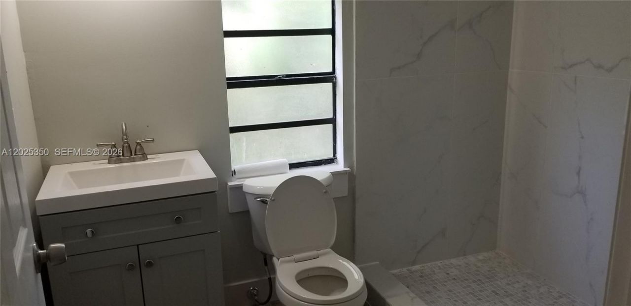 2465 NE 184th St , North Miami Beach, FL 33160 Photo