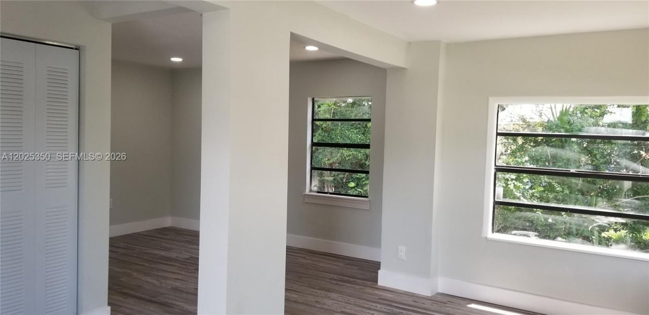 2465 NE 184th St , North Miami Beach, FL 33160 Photo