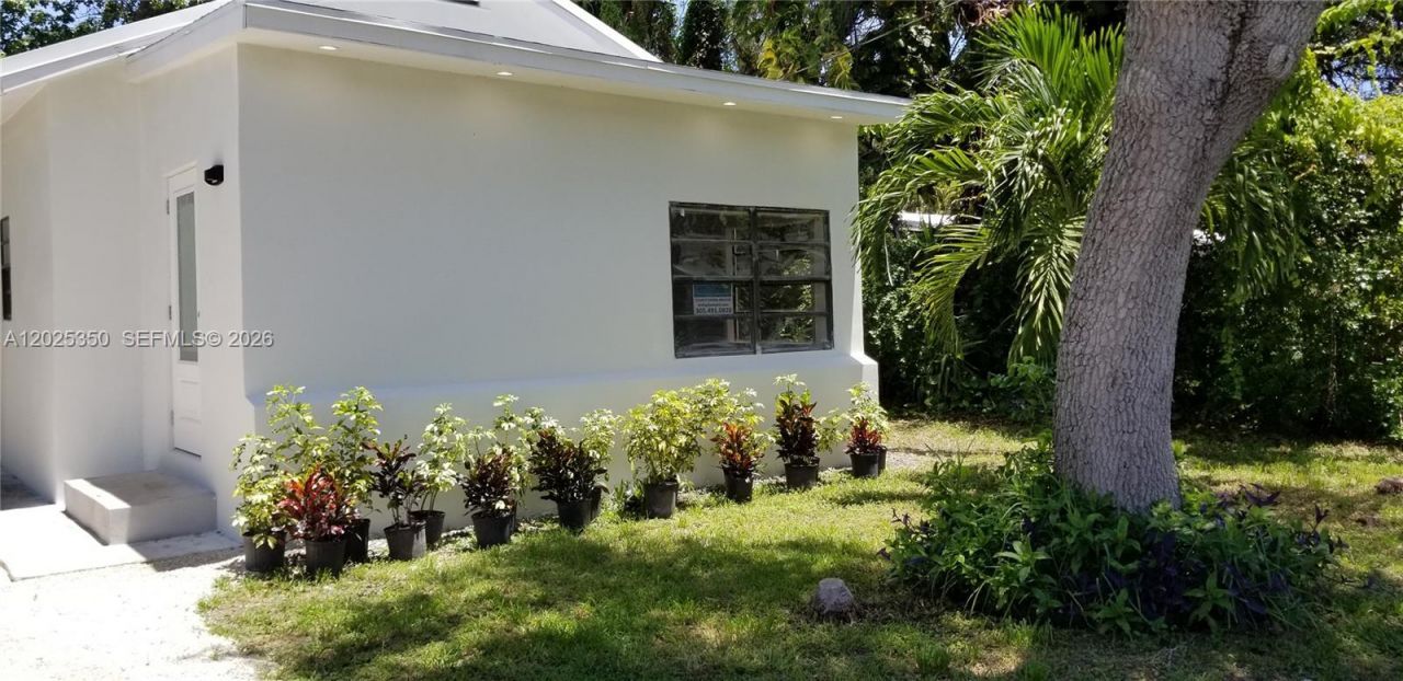 2465 NE 184th St , North Miami Beach, FL 33160 Photo