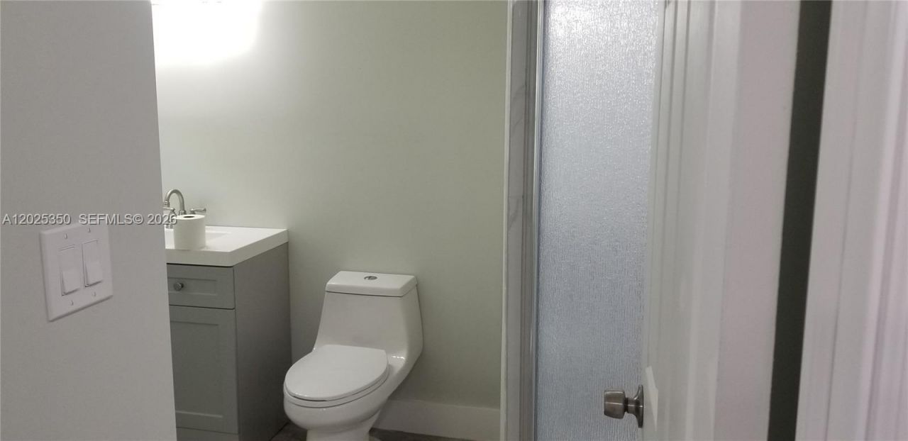 2465 NE 184th St , North Miami Beach, FL 33160 Photo