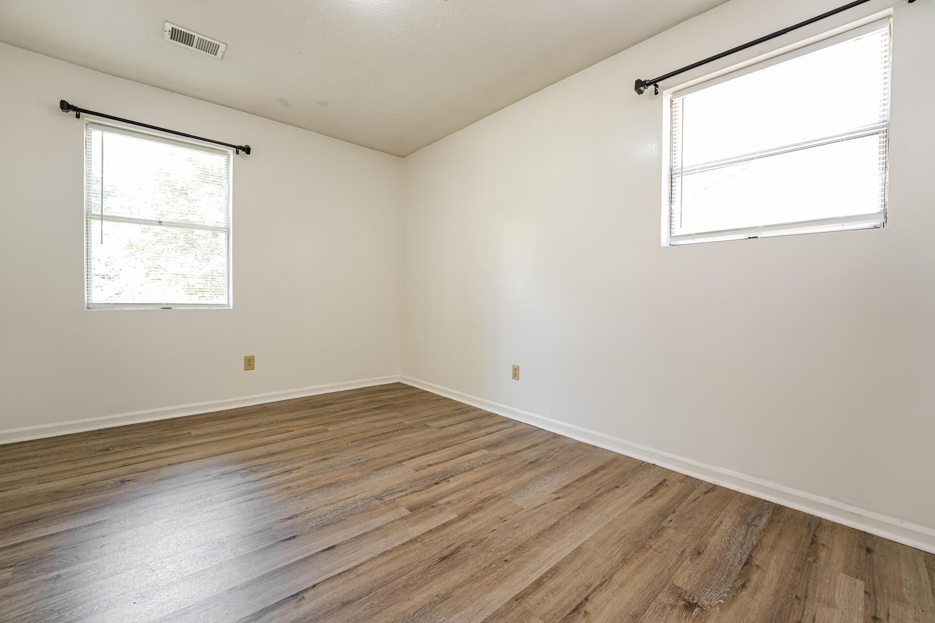 111 Finch Street Photo 11