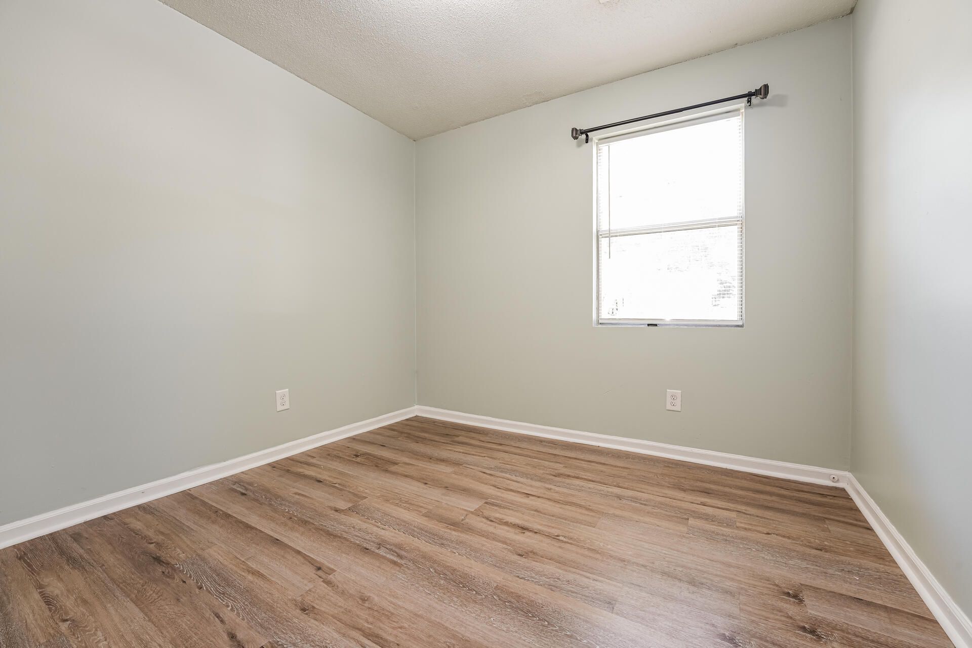 111 Finch Street Photo 12