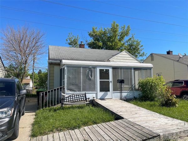 498 Montana Avenue , Pontiac, MI 48341