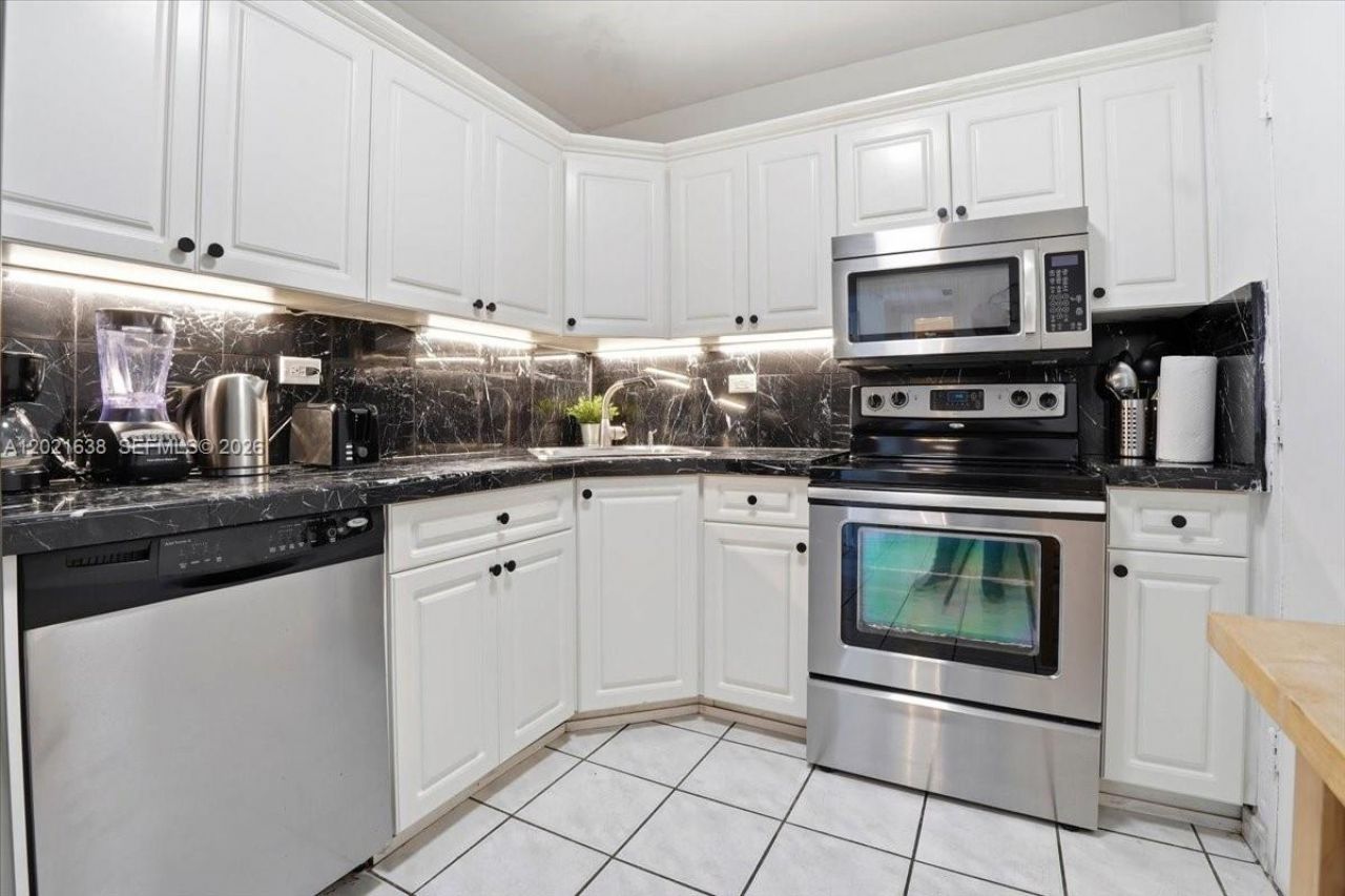 5601 Collins Ave , Unit 1517, Miami Beach, FL 33140 Photo