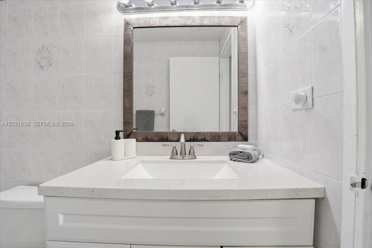 5601 Collins Ave , Unit 1517, Miami Beach, FL 33140 Photo