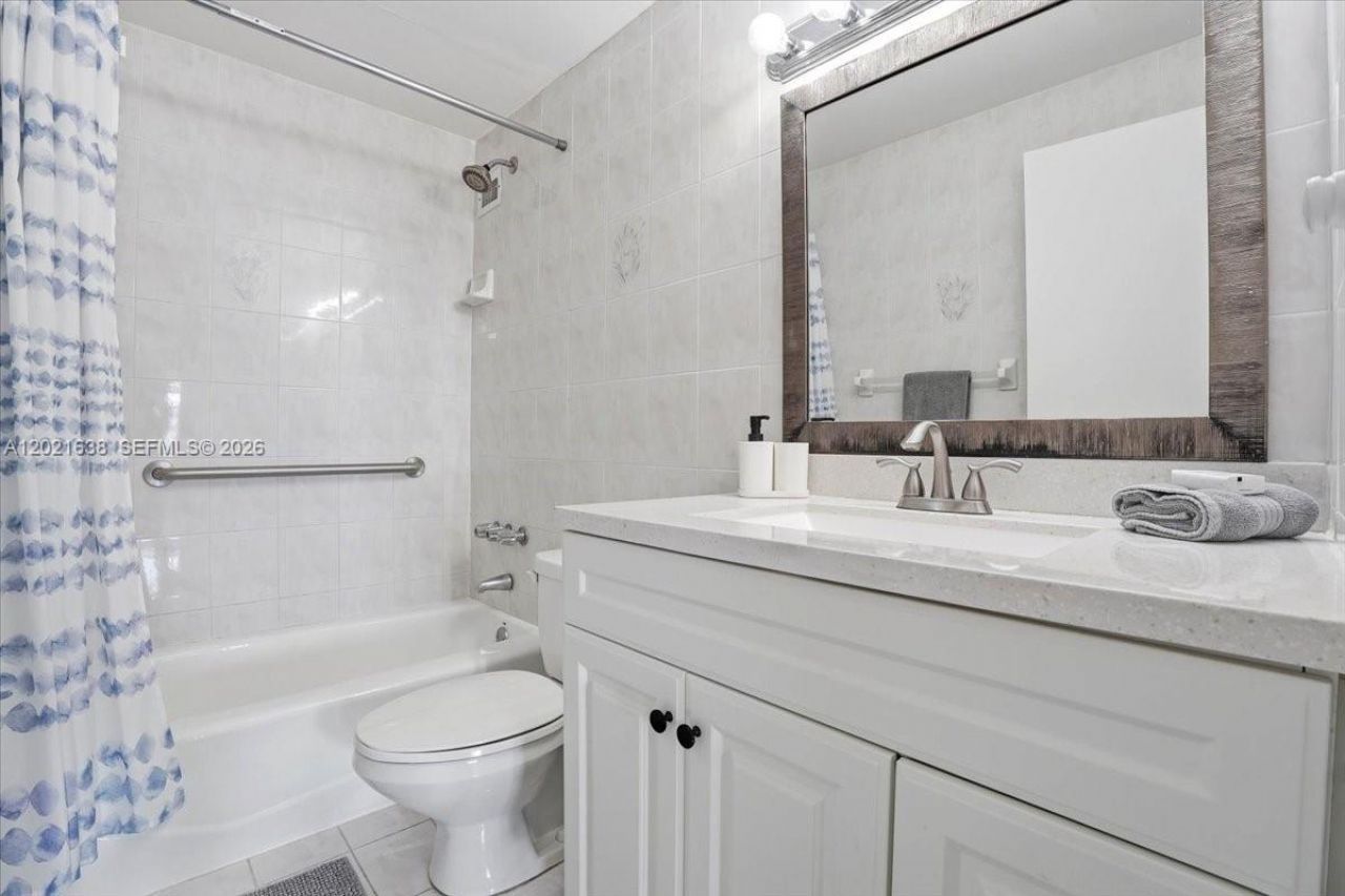 5601 Collins Ave , Unit 1517, Miami Beach, FL 33140 Photo