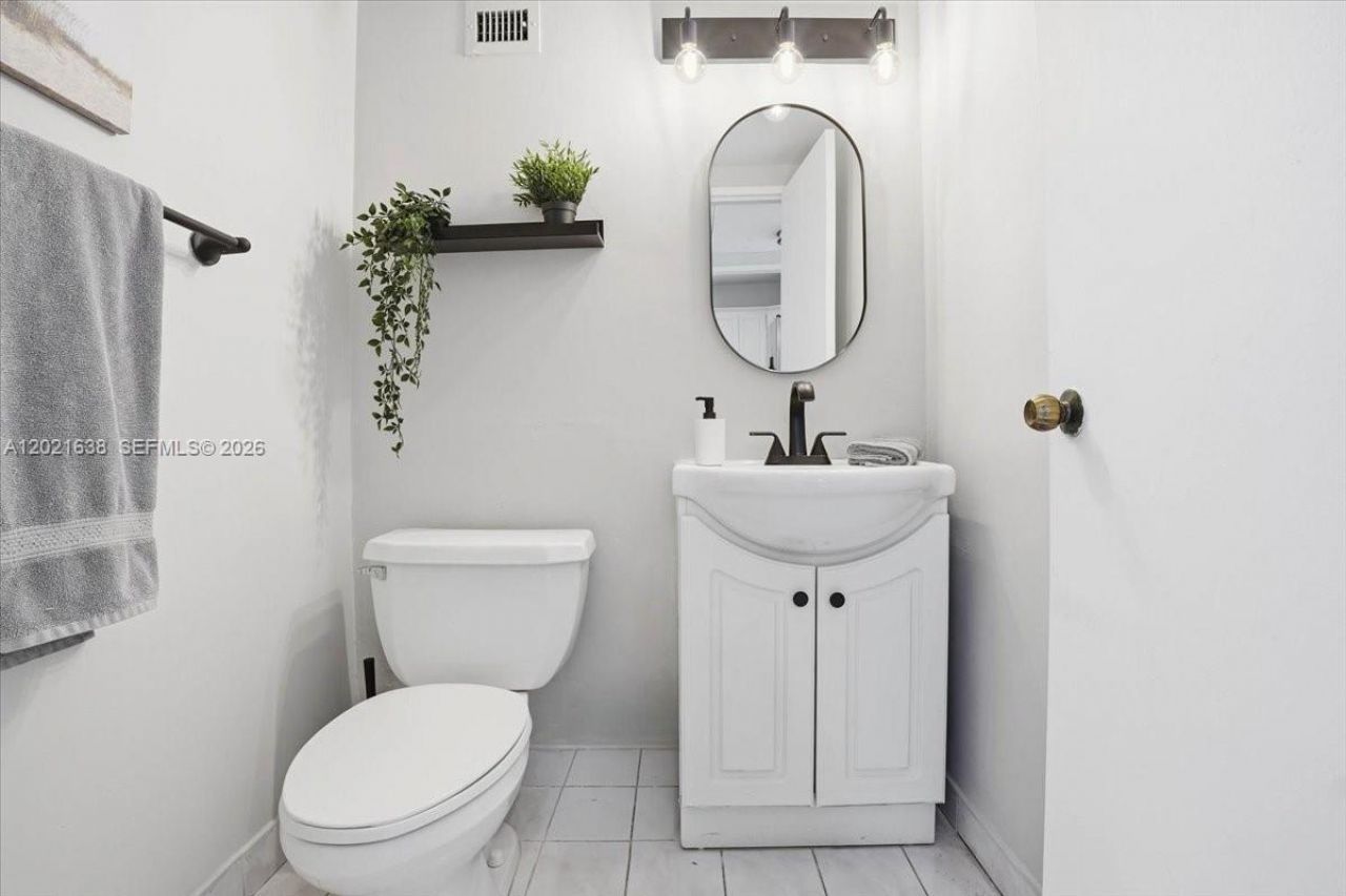 5601 Collins Ave , Unit 1517, Miami Beach, FL 33140 Photo
