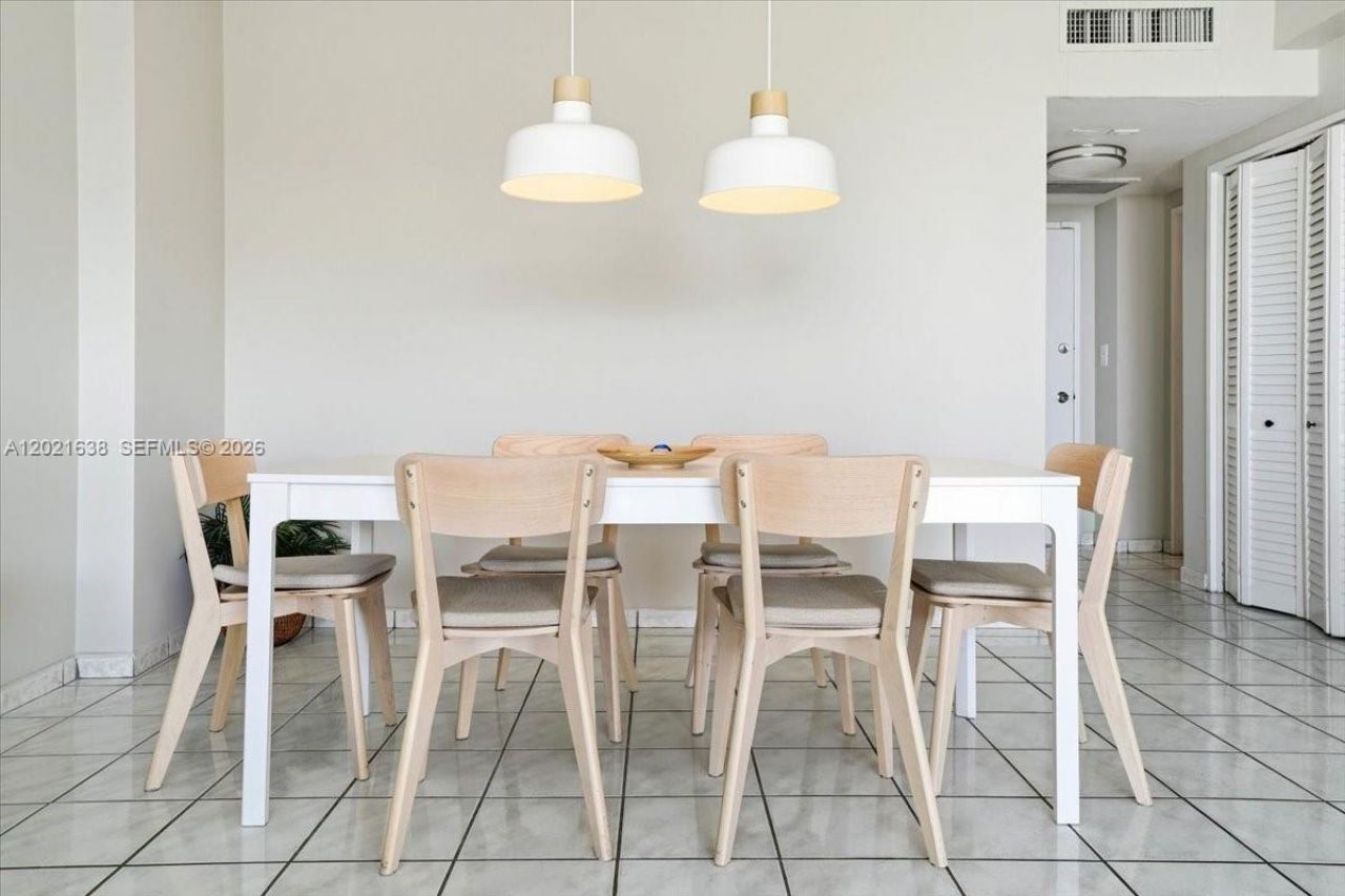 5601 Collins Ave , Unit 1517, Miami Beach, FL 33140 Photo