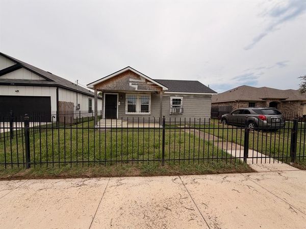1720 E Arlington Avenue, Fort Worth, TX 76104