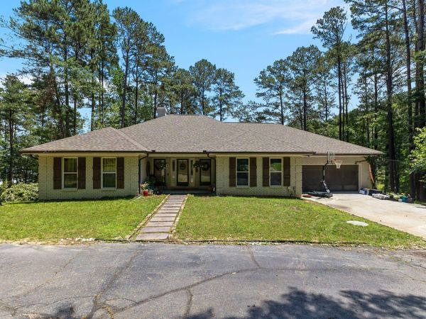 203 Buccaneer Dr., Hattiesburg, MS 39402