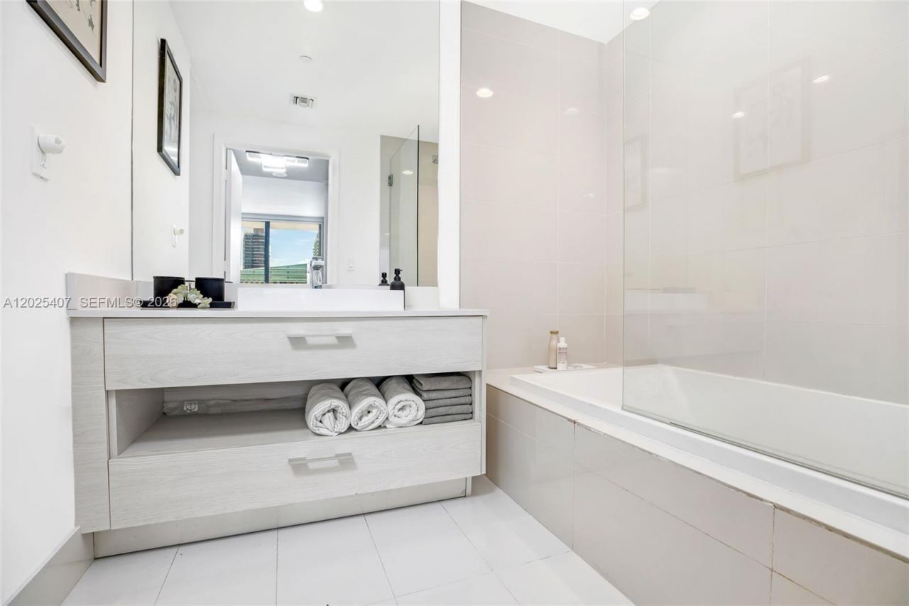 55 SW 9th St , Unit 3205, Miami, FL 33130 Photo