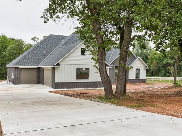 30 N Oaks Road, Harrah, OK 73045