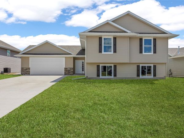 810 Indigo Drive, Palo, IA 52324