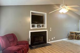 142 Paddock Way photo 4