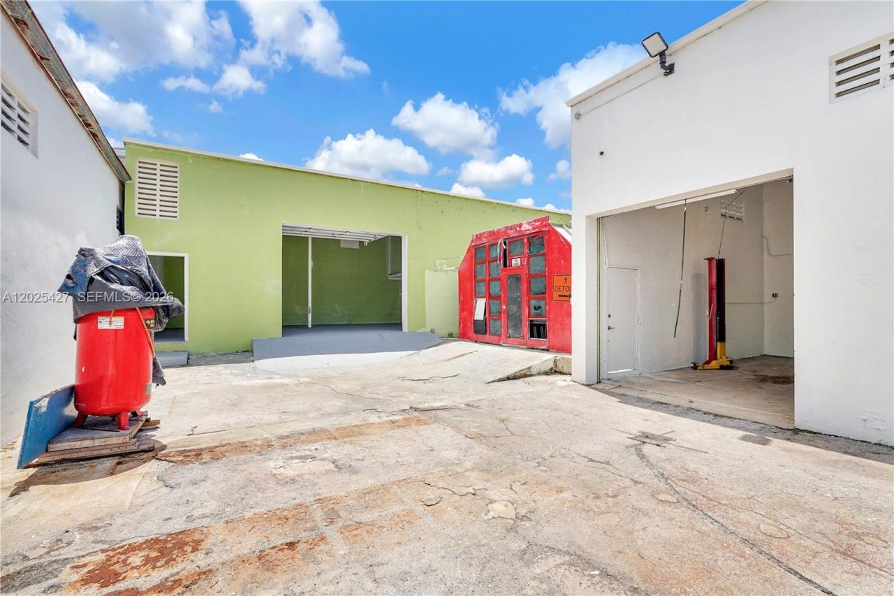 7525 NE 3rd Pl , Miami, FL 33138 Photo