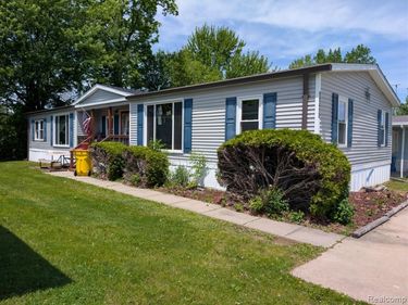 11410 N Lake Drive, Fenton, MI 48430
