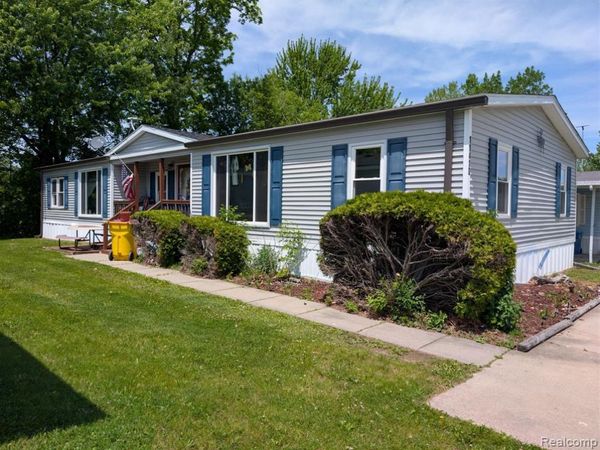 11410 N Lake Drive , Fenton, MI 48430