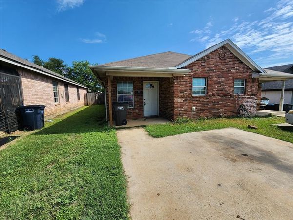 1429 E Robert Street , Fort Worth, TX 76104