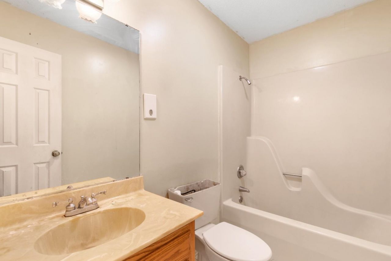 104 University Circle  Photo 16