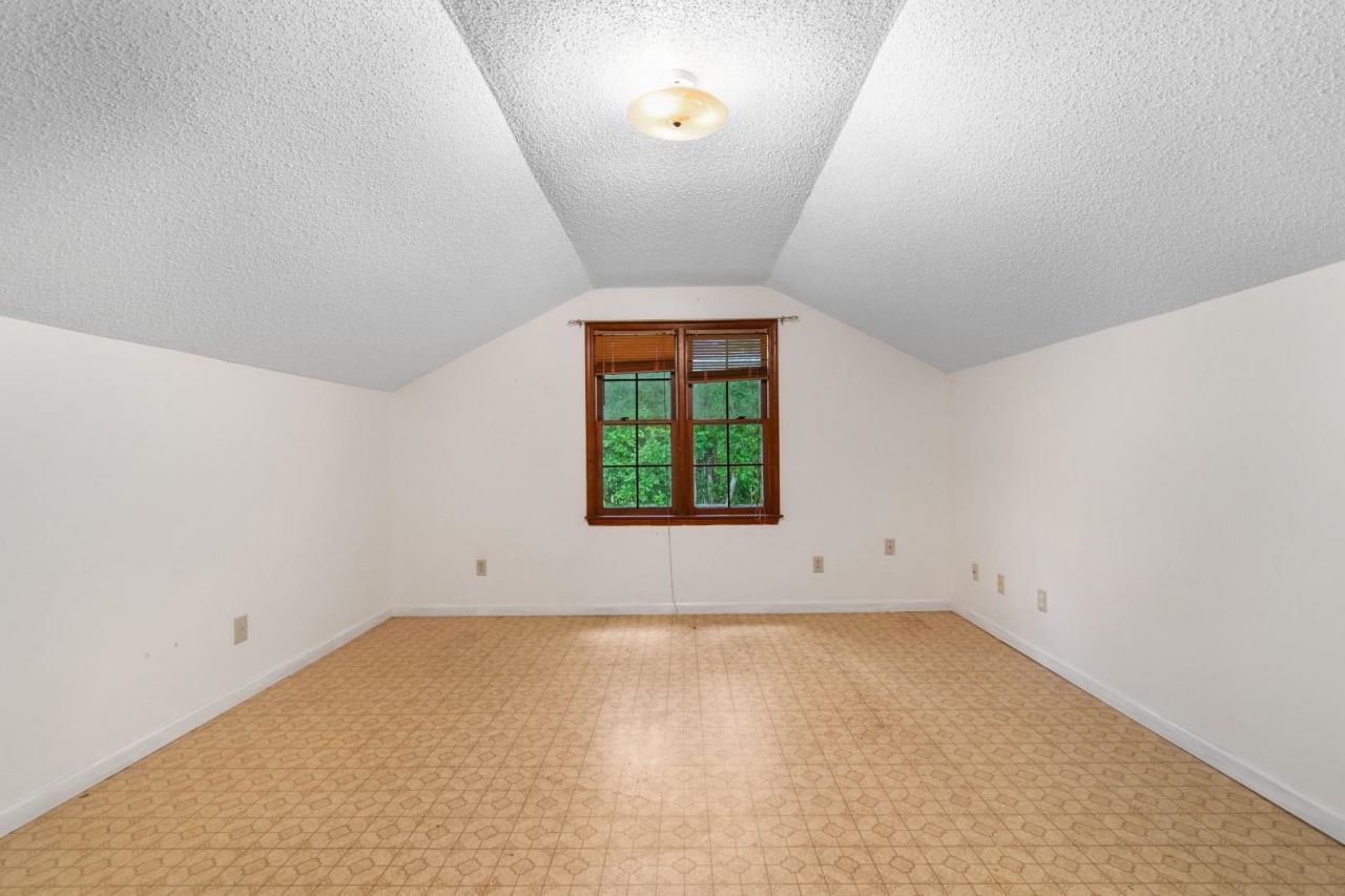 104 University Circle  Photo 20