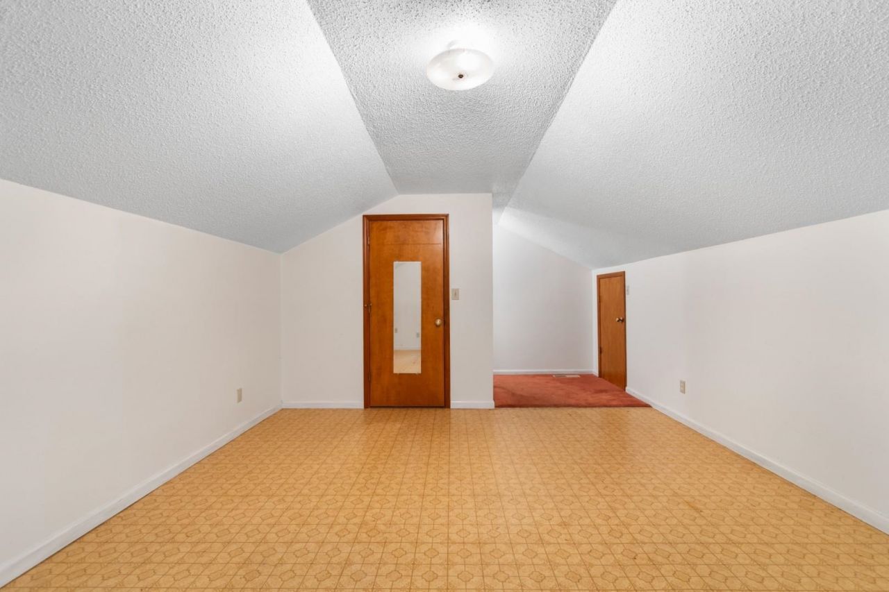 104 University Circle  Photo 21