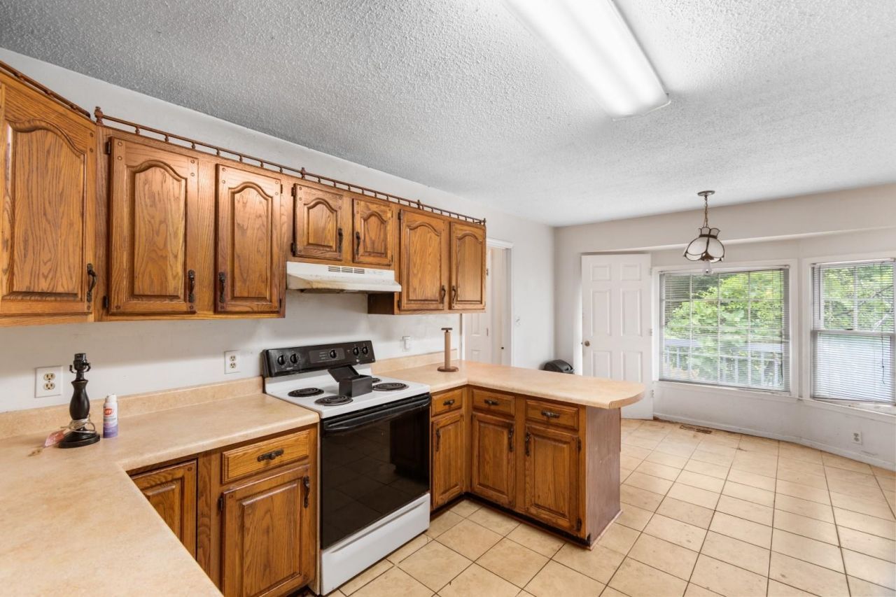 104 University Circle  Photo 4