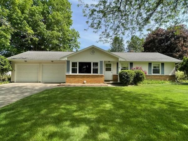 4054 S Pine Dell Drive, Lansing, MI 48911