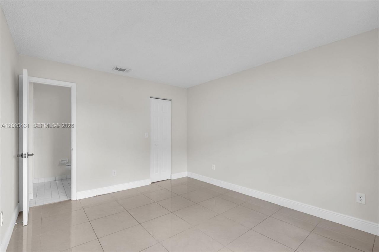 841 NE 207th Ln , Unit 3-201, Miami, FL 33179 Photo