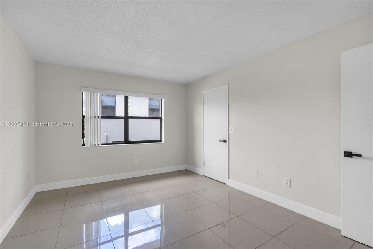 841 NE 207th Ln , Unit 3-201, Miami, FL 33179 Photo