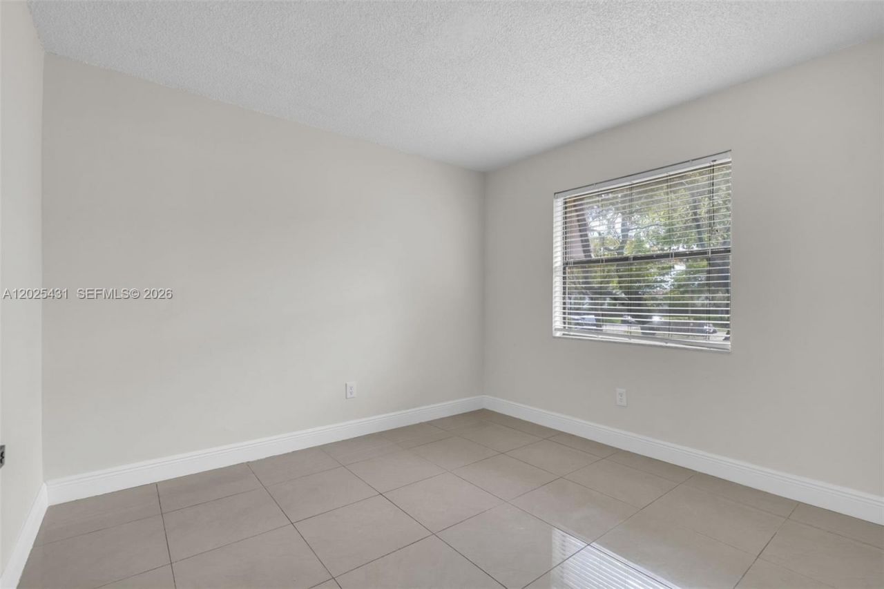 841 NE 207th Ln , Unit 3-201, Miami, FL 33179 Photo