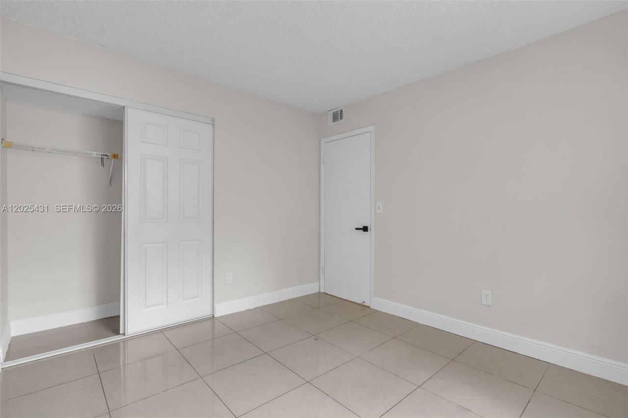 841 NE 207th Ln , Unit 3-201, Miami, FL 33179 Photo