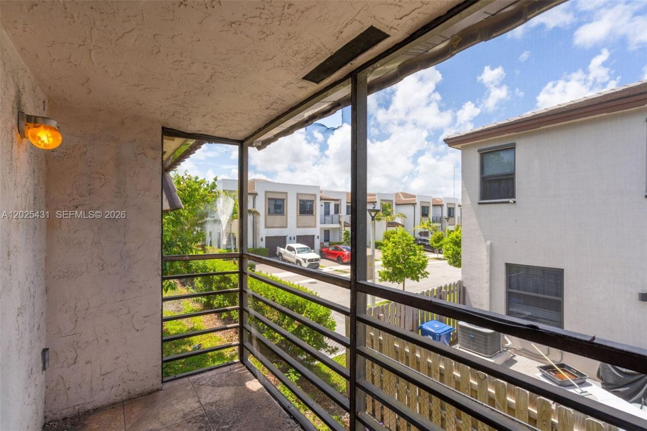841 NE 207th Ln , Unit 3-201, Miami, FL 33179 Photo