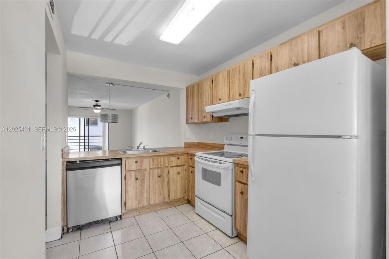 841 NE 207th Ln , Unit 3-201, Miami, FL 33179 Photo