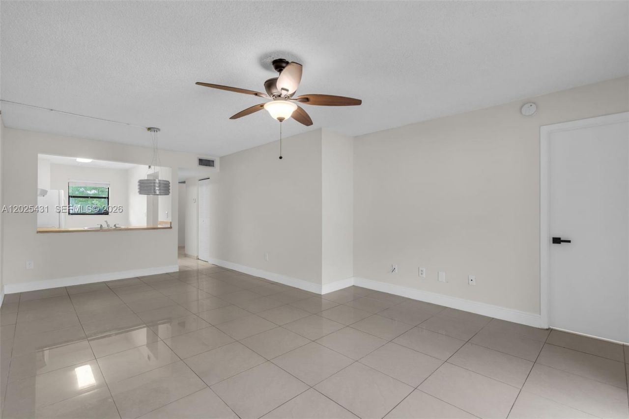 841 NE 207th Ln , Unit 3-201, Miami, FL 33179 Photo