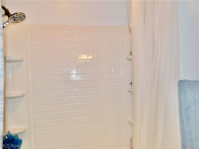 421 Celtic Street, Akron, OH 44314 Photo 19