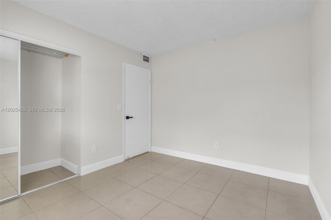 841 NE 207th Ln, Unit 3-201, Miami, FL 33179 Photo