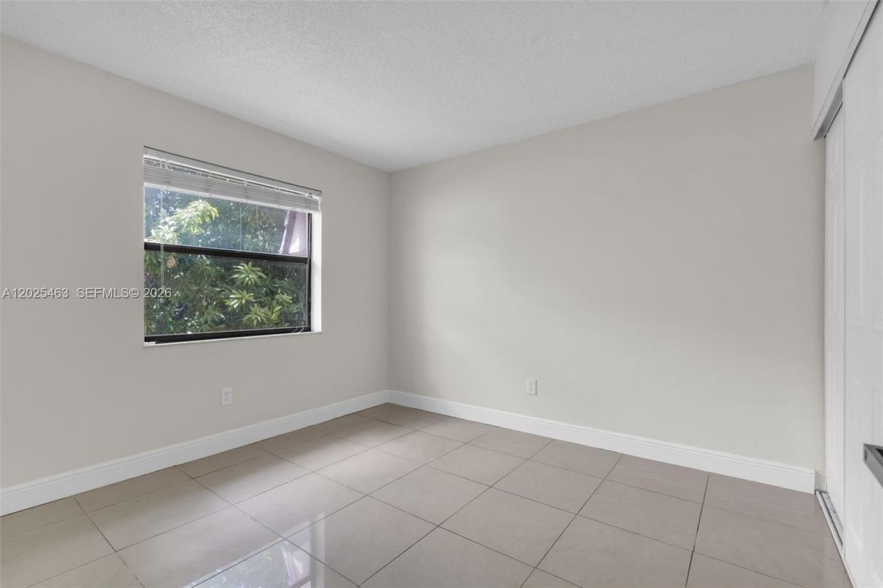 841 NE 207th Ln, Unit 3-201, Miami, FL 33179 Photo